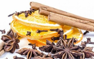 Zutaten für einen Punsch: Zimt. Orange und Sternanis